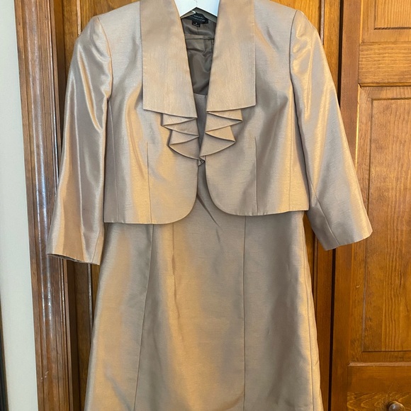 Mother of the Bride Tahari Women's Gold Sheath Dress & Jacket Set - Picture 2 of 3
